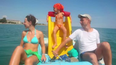 Baba, anne ve kızı üzerinde katamaran Yelken