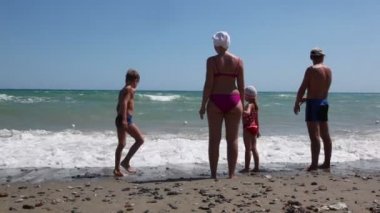 Ebeveynler ve çocuklar ayak bileği derin deniz suyu ayakta