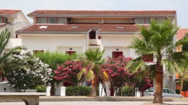 Hotel palm ağaçlar ve çiçekler daha önce esintiyle sallanan