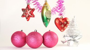 oscilación de la decoración de árbol de Navidad en oropel, árbol de Navidad bolas mienten abajo y plata artificial Navidad árbol estanciaNoel ağacı süsleme salıncak tinsel üzerinde gümüş yapay Noel ve yılbaşı ağacı topları yalan aşağıdaki ağaç konaklama