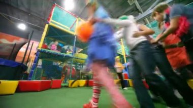 Çocuk çalıştırmak ve palyaço club çocuk küçük bir kasaba ile oynamak