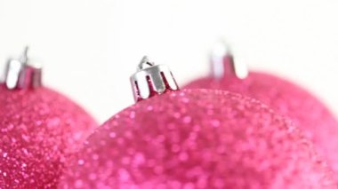 izole üzerinde beyaz üç Noel pembe Noel ağacı topları Döndür