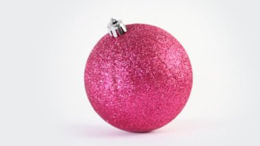 izole üzerinde beyaz üç Noel pembe Noel ağacı topları Döndür