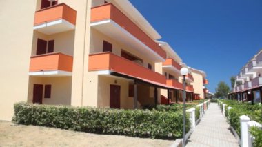 kamera ilk bir ve o zaman başka bir otel binası gösterir