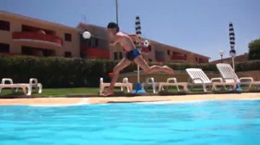 Çocuk Havuzu yan tarafından koştu ve suya atladı