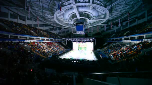 Efectos de luz durante el espectáculo de hielo en DS Megasport en Khodynskoe Field — Vídeo de stock
