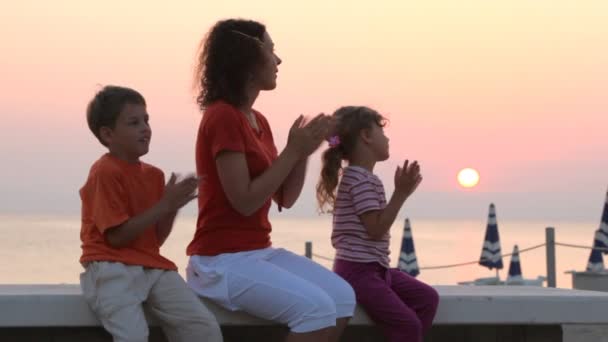 Maman et les enfants sont assis sur le banc et applaudissent les mains — Video