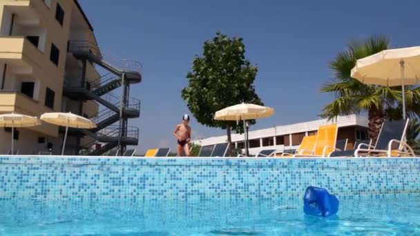 Chico con gorra de natación, corrió y la nariz cerrada saltó a la piscina — Vídeos de Stock