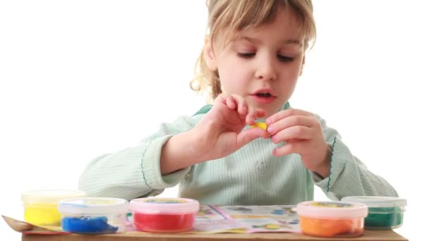 Petite fille sculpte guêpe de plasticine — Video