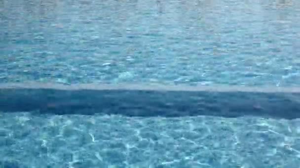 Rapaz correu ao longo da fronteira na piscina — Vídeo de Stock
