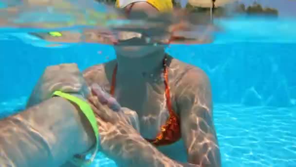 Ragazzina si tuffa in piscina — Video Stock