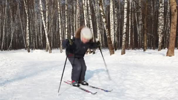 Jonge jongen stuitert op ski's, duwen uit stokken — Stockvideo