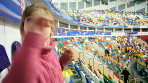 Kis lány nem tud várni, korcsolyázás kezdődik Térkép — Stock videók