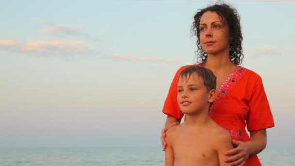 Frau und Sohn stehen im Sommer am Meer — Stockvideo