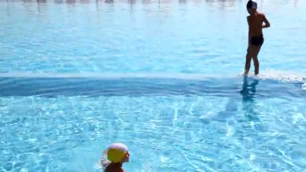 Boy jumped into the water, girl swims not far — Stock Video