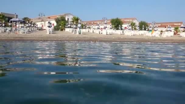 Plaja hotelului și suprafața apei prezentate — Videoclip de stoc