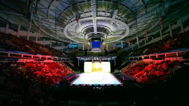 Šumivá ledu výkon pokračuj v megasport arena — Stock video