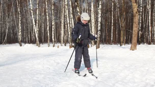 Jeune garçon tourne sur les skis autour de son axe — Video