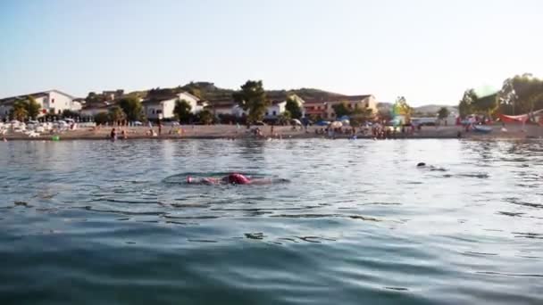 Homem em máscara com tubo e nadadeiras mergulha no mar — Vídeo de Stock