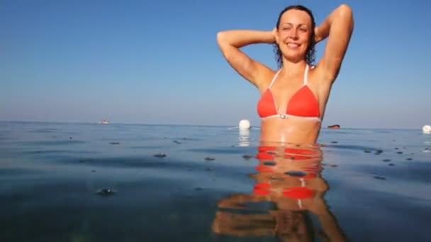 Girl stands waist-deep in sea — Stock Video