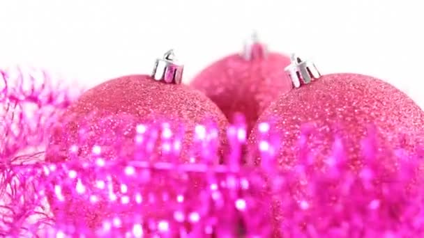 Trois boules de sapin rose noël tournent isolées sur blanc — Video