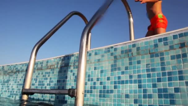 Ragazzo piedi lavandino in piscina su scale sotto l'acqua — Video Stock