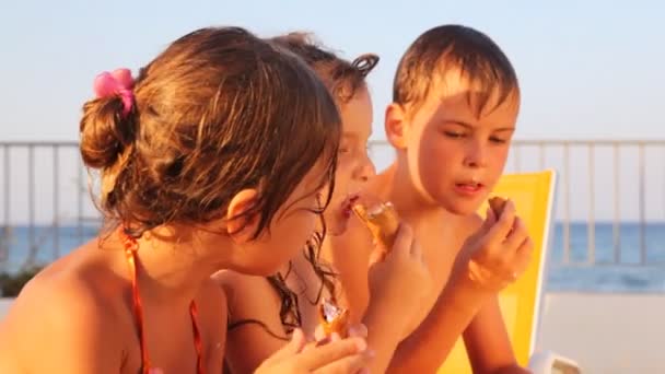 Kinder essen Waffelkegel mit Eis und reden — Stockvideo