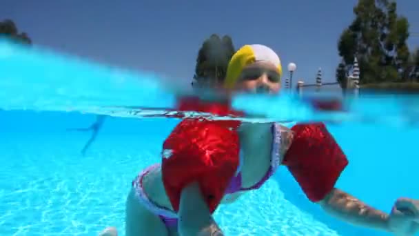 Zwei Mädchen Unterwasser Im Swimmingpool Stockfoto - Bild 