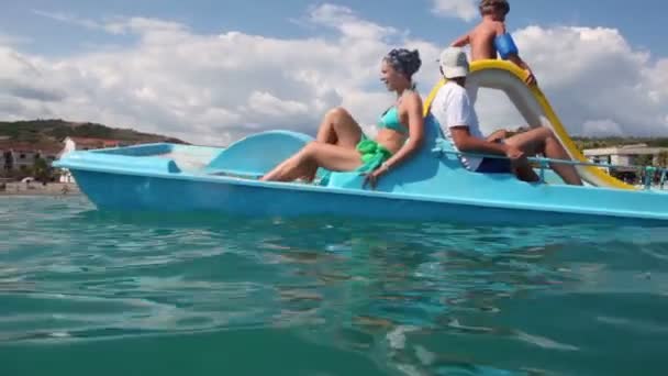 Père, mère et leur fils naviguant en catamaran — Video