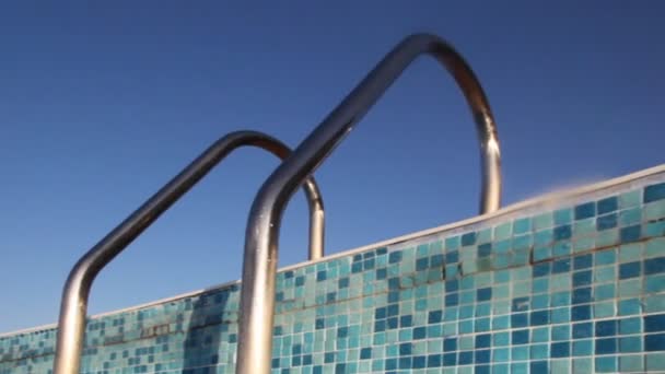 Ferrocarriles arriba y escaleras bajo el agua en la piscina — Vídeo de stock