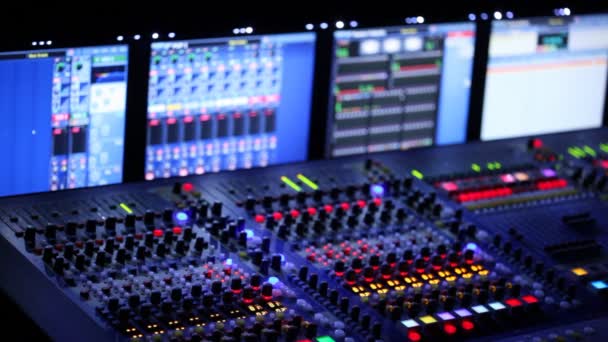 Moderne mixer paneel is tijdens een concert — Stockvideo