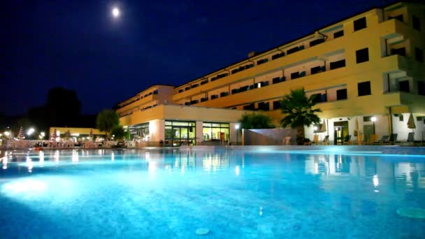 Pool in front of hotel at night — Stock Footage Pool in front of hotel at night Stock Video