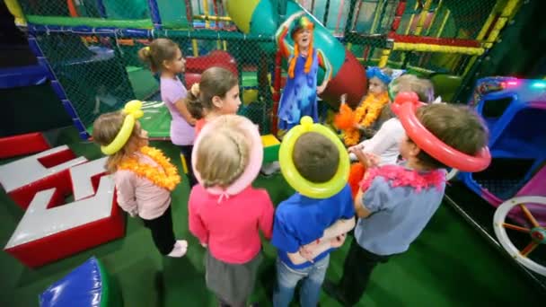 Clown schenkt Kindern in Kinderclub Kinderstadt Ausrüstung — Stockvideo