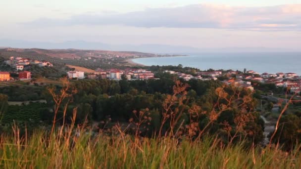 Vista dall'alto di una città costiera — Video Stock