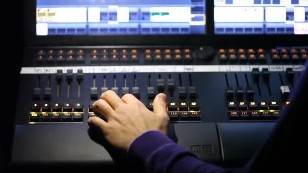 Mano del produttore di suono che si muove bugia sul pannello mixer . — Video Stock
