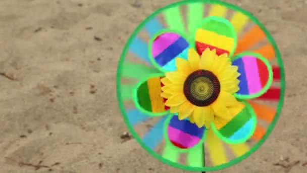 Spielzeug mit einer Sonnenblume in der Mitte ist in den Boden gesetzt, dann nahm das Mädchen es — Stockvideo