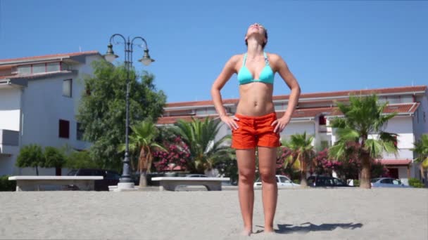 Mujer flexionando su cuello gira la cabeza — Vídeo de stock