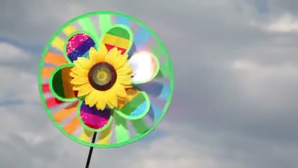 Jouet avec tournesol au centre, qui tourne sur le fond du ciel 