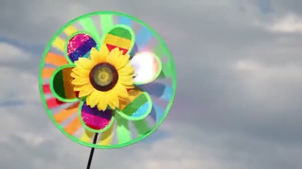 Juguete con girasol en el centro, que gira sobre el fondo del cielo — Vídeos de Stock