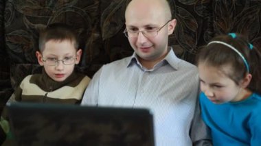 kardeş baba olarak gözlük inşaat üstünde laptop bak