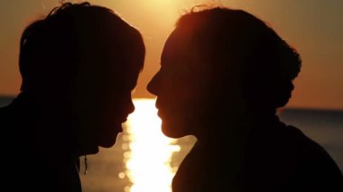 Annem ve onun oğlu kafaları çok yakın Silhouettes