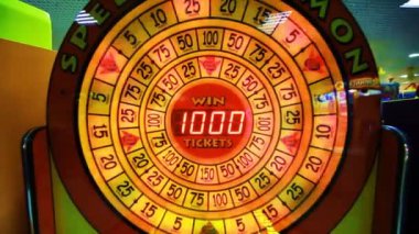 ışıklar, çocuk yuvaları dönen parlak kırmızı slot makinesi