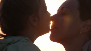 Annem ve onun kızı kafaları Silhouettes