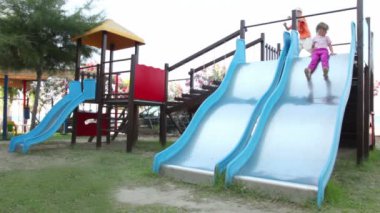 iki Çocuk Bahçesi nesne üzerinde her ikisi de aşağı kaydırın