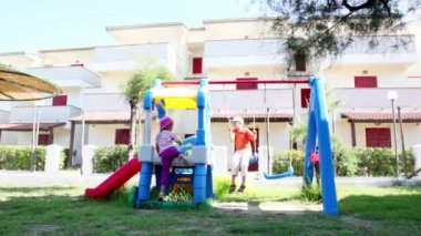 iki çocuk oyun üzerinde swing kıza bi çıktı çocuktur