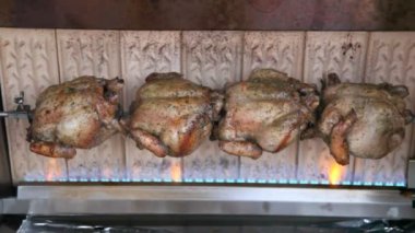 dört tavuk ızgara strunged metalik trochanter üzerinde de rosting vardır