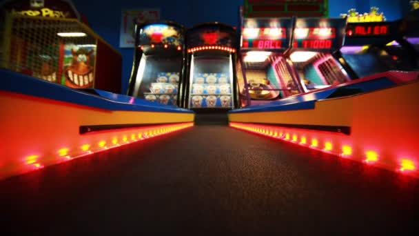 Bunter Weg mit roten Glühbirnen zum Spielautomaten, Kinderspielautomaten — Stockvideo
