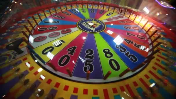 Slotmachine close-up met roterende bollen — Stockvideo