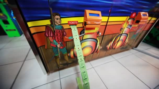 Spielautomat druckt viele Gutscheine als Gewinn — Stockvideo