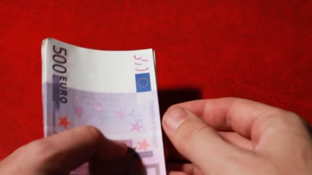 Handen van man souvenir bankbiljet vijf honderd euro — Stockvideo